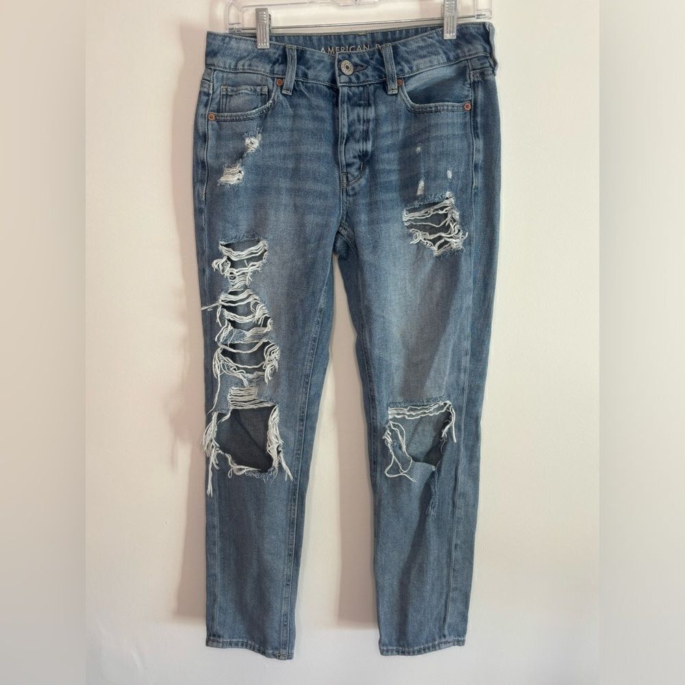American Eagle EUC distressed tomgirl style jeans Size 4